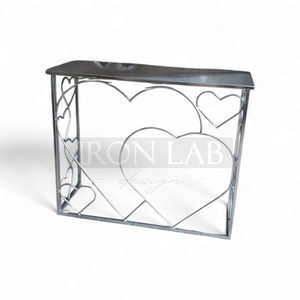 tavolo_per_allestimenti_con_cuori_argento_per_allestimenti_feste_wedding_planner