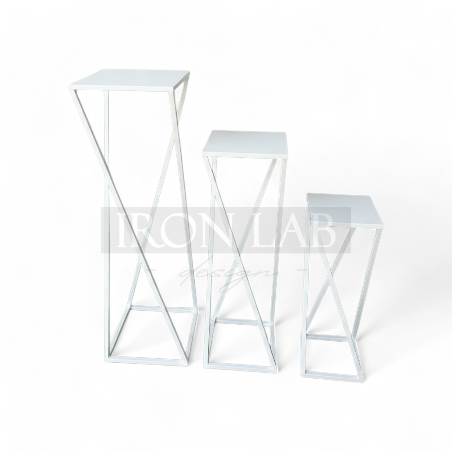 alzate_tris_incrociate__per_confettata_bianco__sfondi_struttura_per_passaggio__oro__in_ferro_per_feste_eveti__wedding_planner_allestimenti