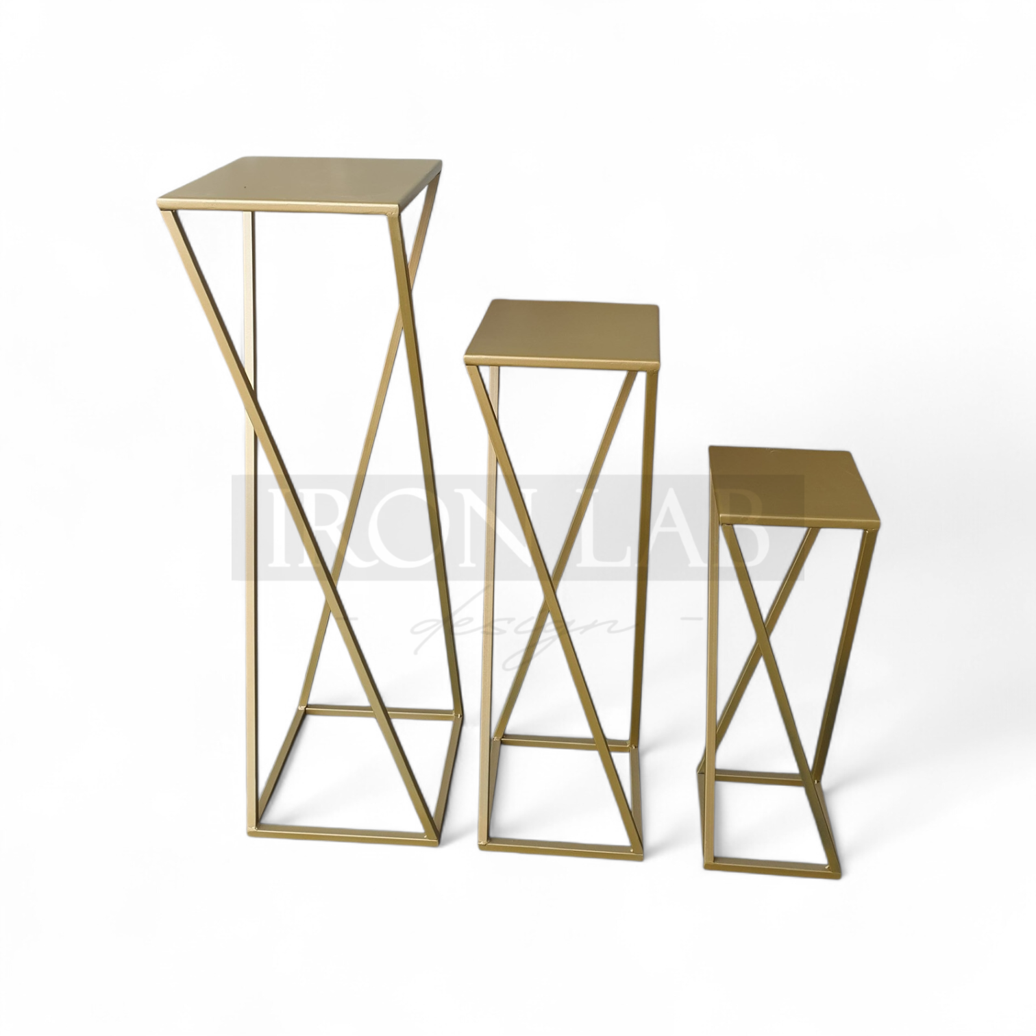 alzate_tris_incrociate__per_confettata_oro__sfondi_struttura_per_passaggio__oro__in_ferro_per_feste_eveti__wedding_planner_allestimenti