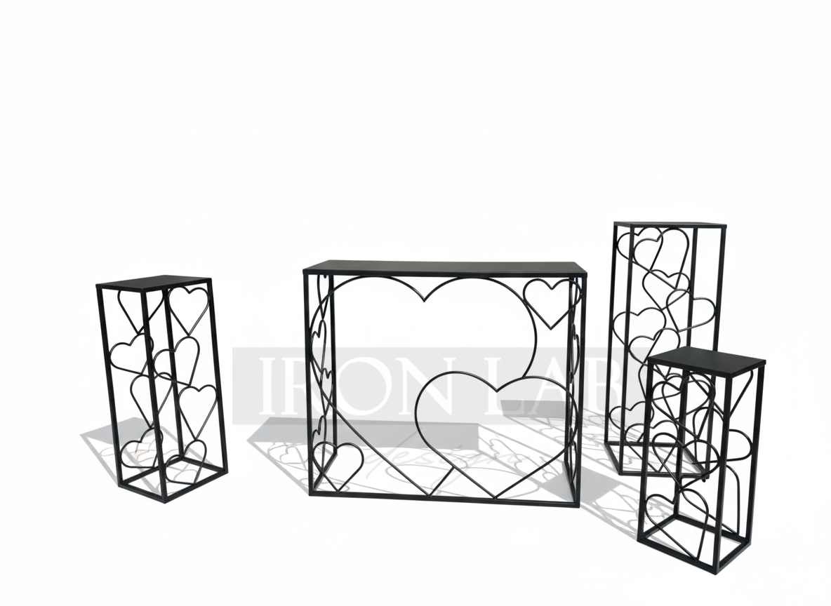tavolo_e_alzate_nero_cuore_artigianale_in_ferro_per_allestimento_feste_wedding_planner