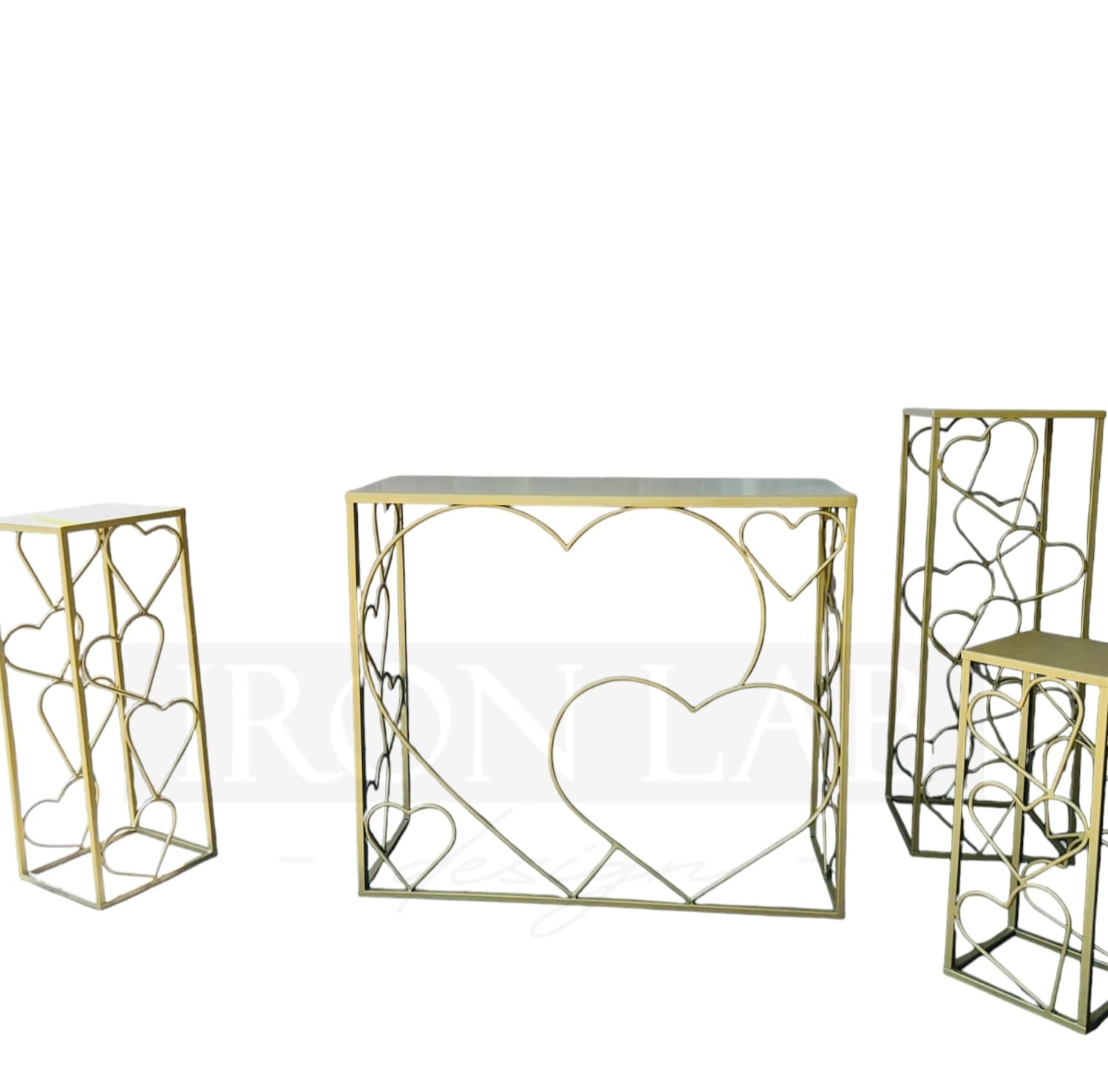 tavolo_e_alzate_oro_cuore_artigianale_in_ferro_per_allestimento_feste_wedding_planner
