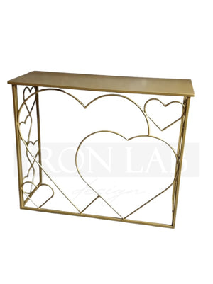 tavolo_per_allestimenti_con_cuori_oro_per_allestimenti_feste_wedding_planner