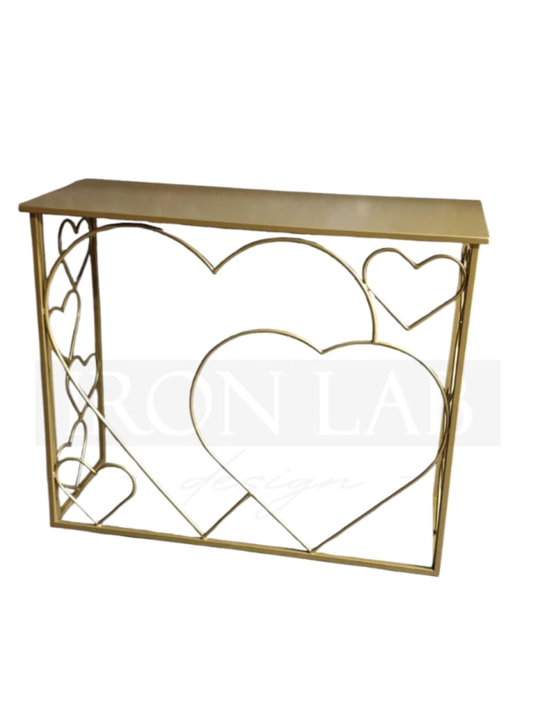 tavolo_per_allestimenti_con_cuori_oro_per_allestimenti_feste_wedding_planner