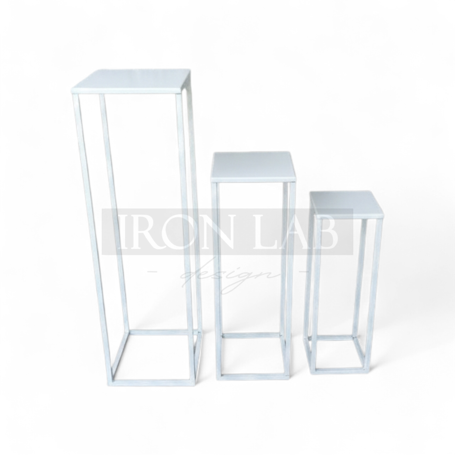 tris_alzate_classica_per_confettata_bianco__sfondi_struttura_per_passaggio__oro__in_ferro_per_feste_eveti__wedding_planner_allestimenti