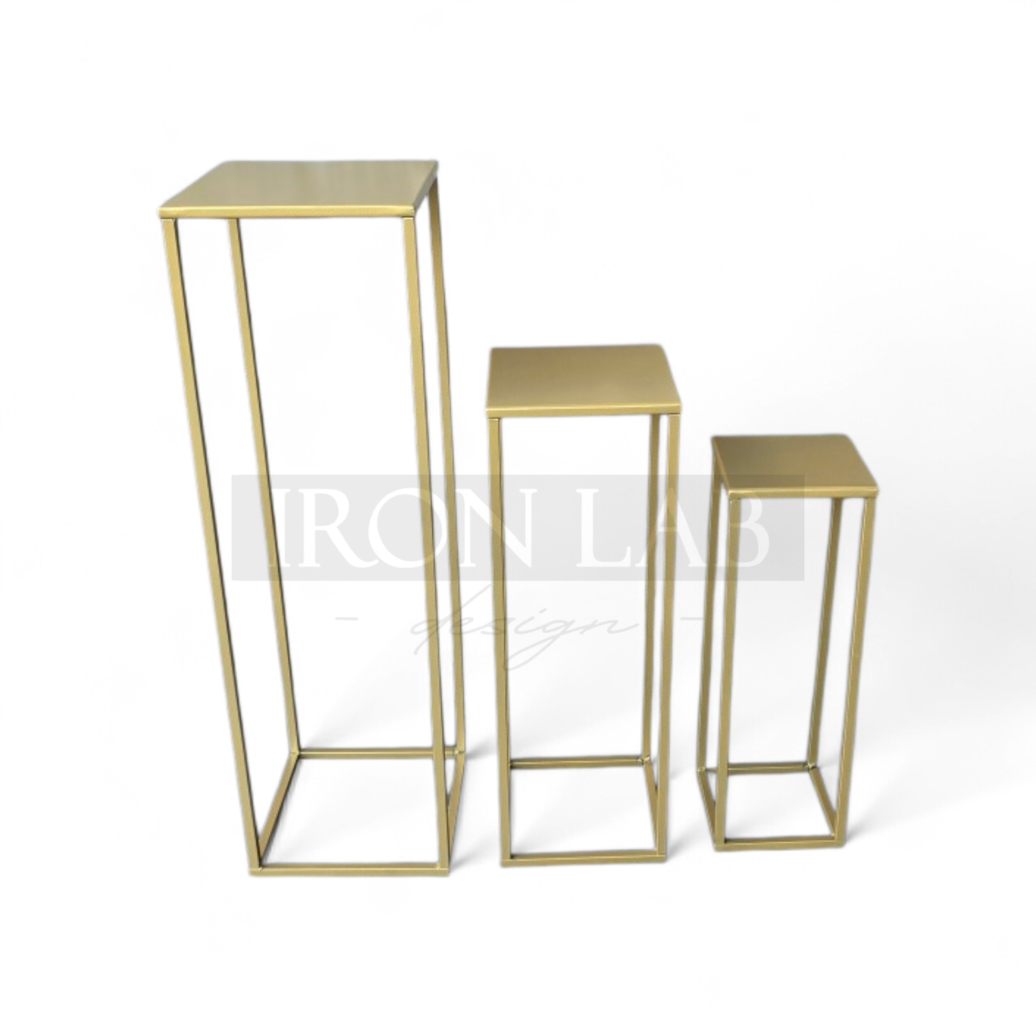 tris_alzate_classica_per_confettata_oro__sfondi_struttura_per_passaggio__oro__in_ferro_per_feste_eveti__wedding_planner_allestimenti