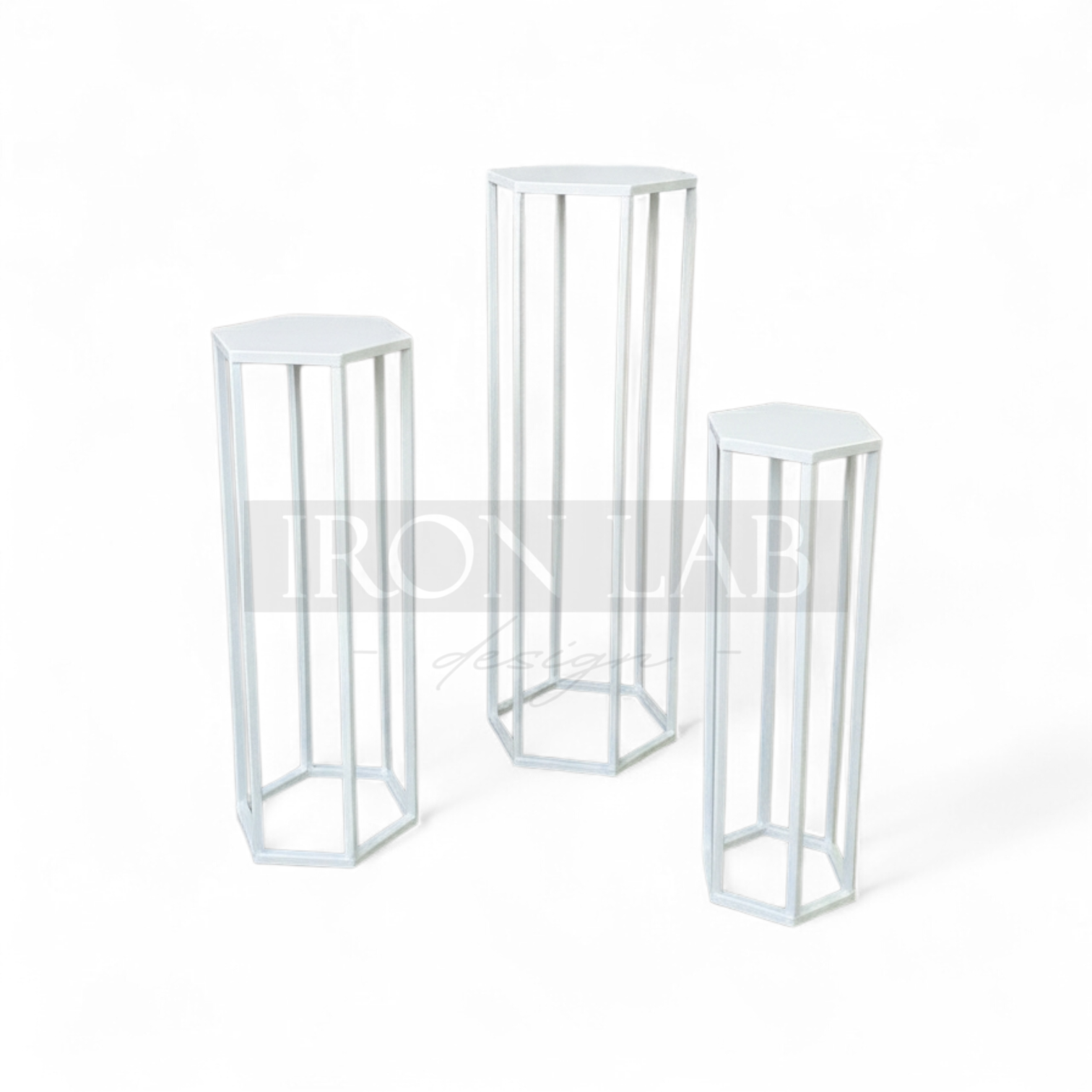 tris_alzate_esagonale_per_confettata_bianco__sfondi_struttura_per_passaggio__oro__in_ferro_per_feste_eveti__wedding_planner_allestimenti